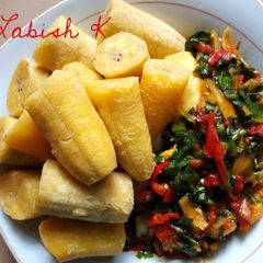 Unripe plantain with vegetable sauce A picture of Unripe plantain with vegetable sauce.