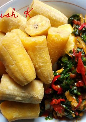 A picture of Unripe plantain with vegetable sauce.