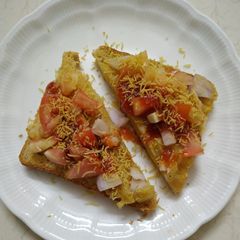A picture of Aloo toast.