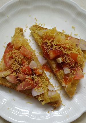 A picture of Aloo toast.