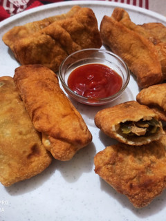 चिकन स्प्रिंग रोल (Chicken Spring Roll recipe in marathi) रेसिपी चे मुख्य फोटो