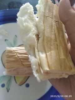 Una foto de Pan de jamón de pavo ahumado y queso telita en tosti pan con café