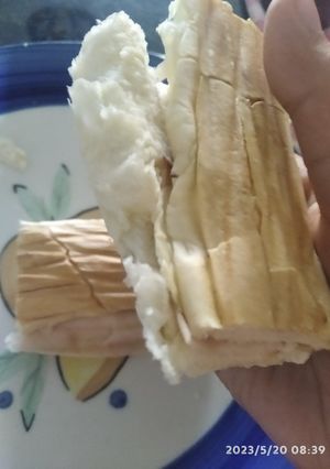 Una foto de Pan de jamón de pavo ahumado y queso telita en tosti pan con café