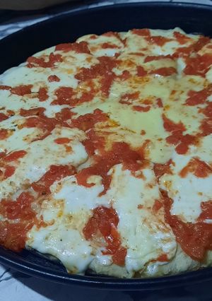 Una foto de Pizza con salsa de ajo, muy sencilla, simple