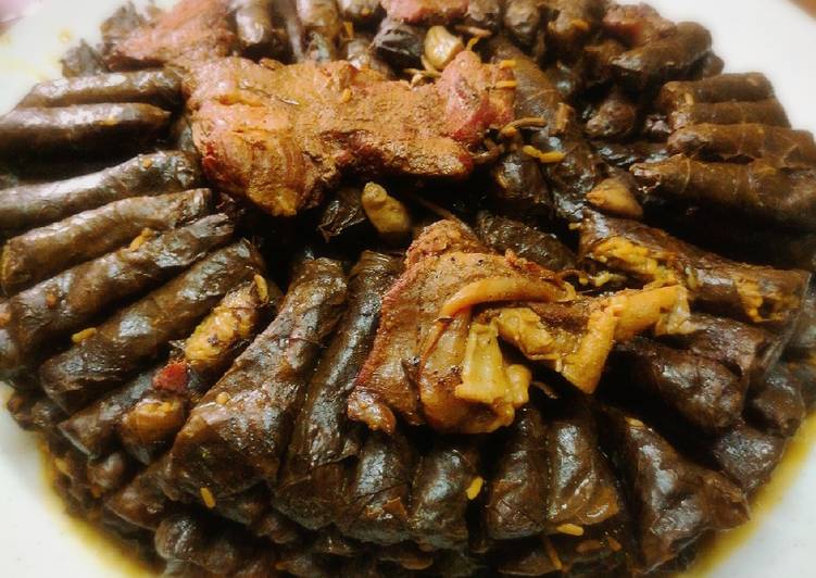 ورق عنب مع حبات الثوم ودبس الرمان بطنجرة الضغط
