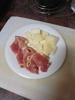 Una foto de Dados de melón con jamón serrano
