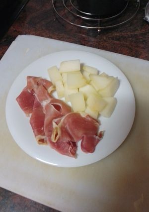 Una foto de Dados de melón con jamón serrano