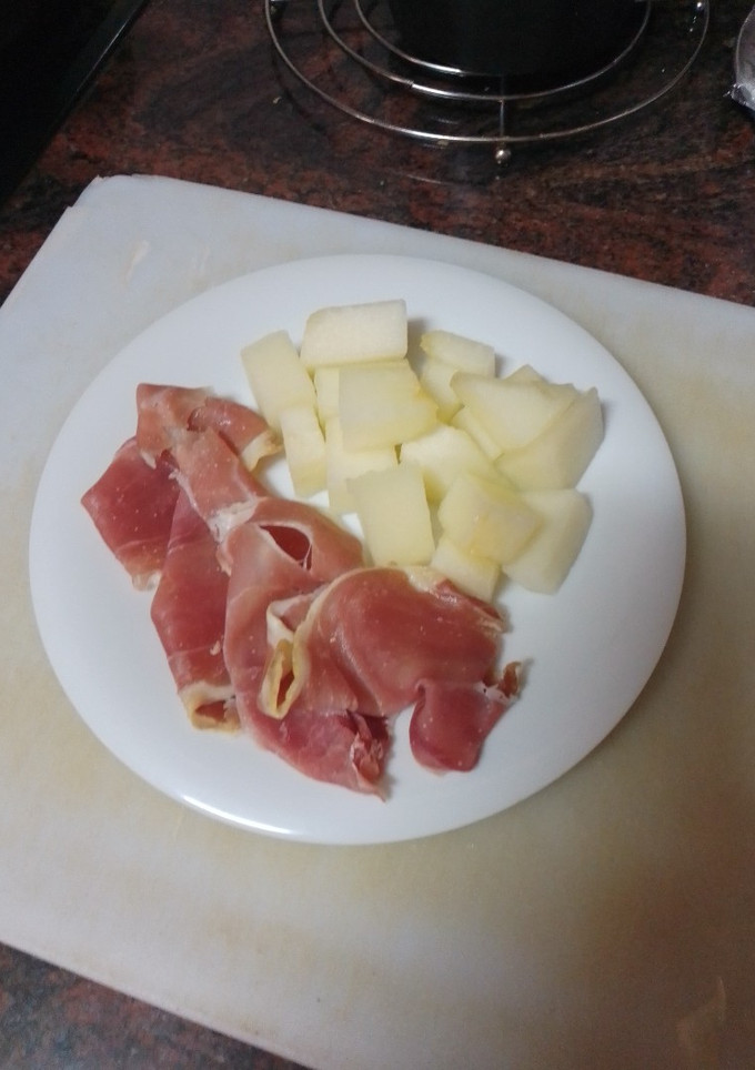 Una foto de Dados de melón con jamón serrano