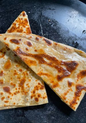तिकोना पराठा(tikona paratha recipe in hindi) रेसिपी मुख्य फोटो