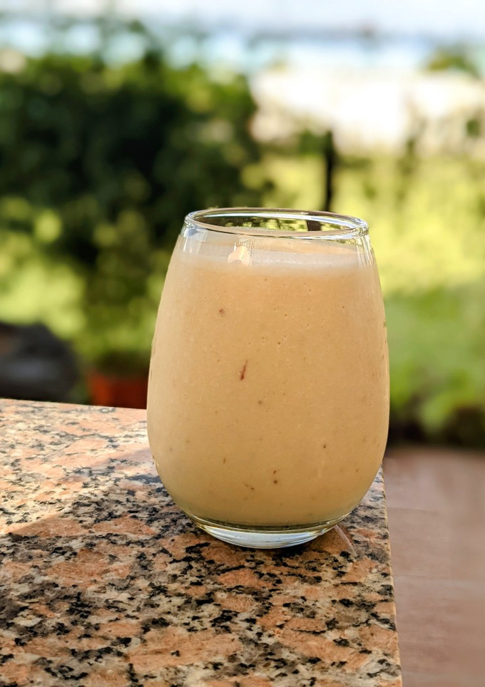 Una foto de Licuado de durazno y banana 🍑🍌