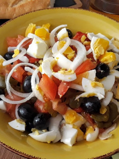 Una foto de Ensalada de pimientos asados y huevo