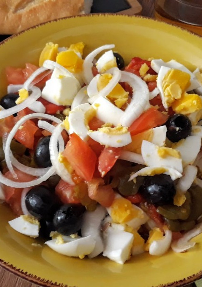 Una foto de Ensalada de pimientos asados y huevo