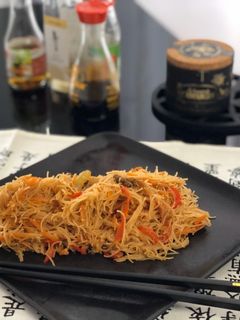 Une photo de Nouilles de riz sautées au bœuf, poivrons et sésame