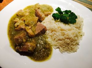Una foto de Pierna de puerco en salsa verde 