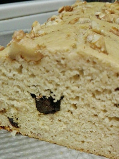 Una foto de Budín de banana, ciruelas y nueces. (Con harina de arroz 😋)