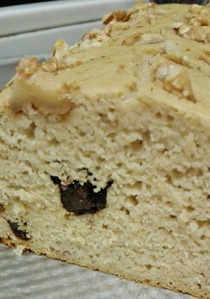 Una foto de Budín de banana, ciruelas y nueces. (Con harina de arroz 😋)