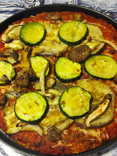 Una foto de Pizza vegana con base de avena, chía y pimiento rojo