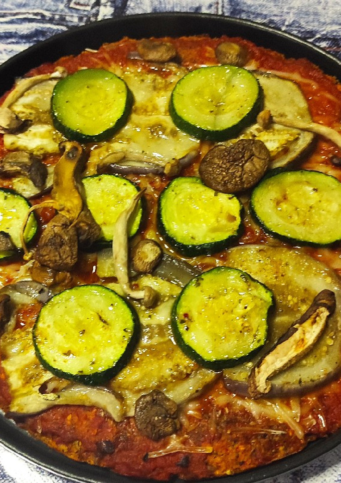 Una foto de Pizza vegana con base de avena, chía y pimiento rojo