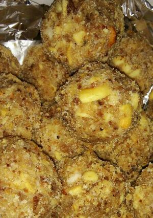 A picture of Dry fruits laddoo.
