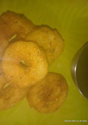 इंस्टेंट मेदू वड़ा (Instant medu vada recipe in hindi) रेसिपी मुख्य फोटो