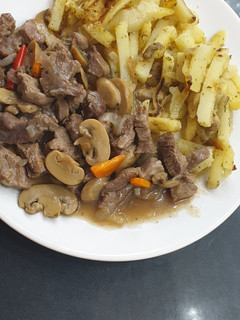 Una foto de Carne en salsa con verduras