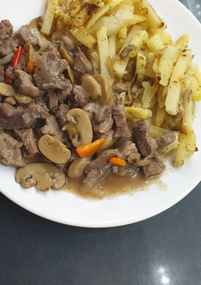 Una foto de Carne en salsa con verduras
