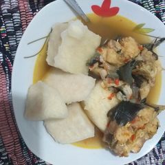 A picture of Boiled yam with cat fish pepper soup.