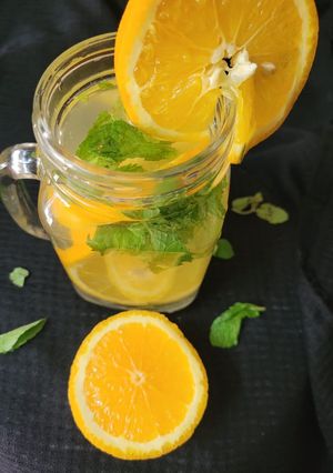 ऑरेंज रिफ्रेशिंग वोटर(Orange refreshing water recipe in hindi) रेसिपी मुख्य फोटो