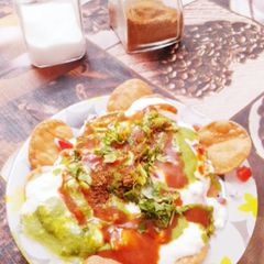 A picture of Dahi papdi chat.