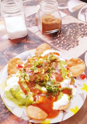 A picture of Dahi papdi chat.