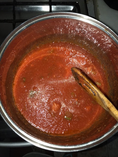 Una foto de Hoy toca pisto con longanizas y pimiento verde