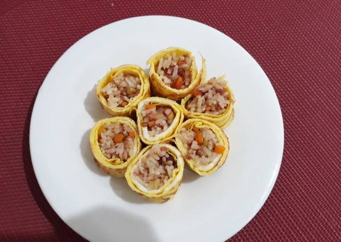 Resep Nasi goreng gulung telur (bekal anak) oleh Wilda Sari - Cookpad