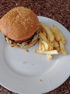 Una foto de Avocado cheeseburger