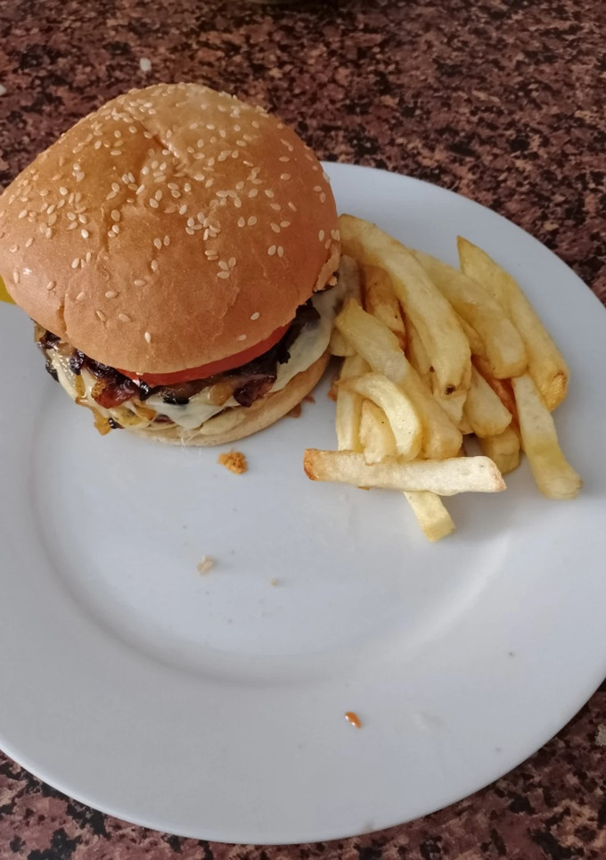 Una foto de Avocado cheeseburger