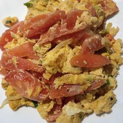 A picture of Tomatoes con Eggs.
