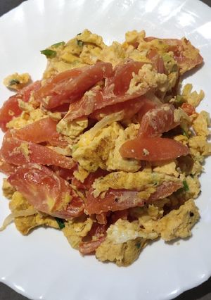 A picture of Tomatoes con Eggs.