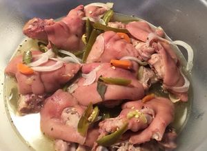 Una foto de Patas de cerdo en escabeche