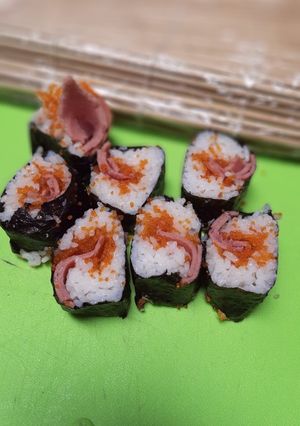 Foto resep Smoked Beef Tobiko Sushi Roll
