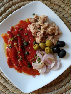 Una foto de Ensalada de pimiento escalibado, cebolla y atún