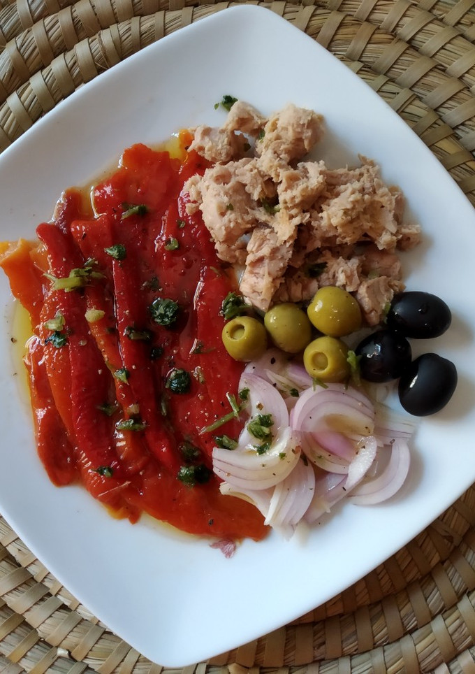 Una foto de Ensalada de pimiento escalibado, cebolla y atún