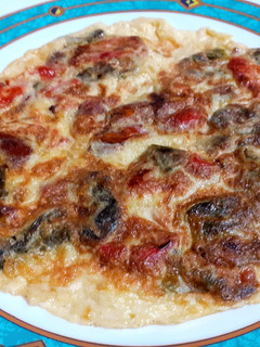 Una foto de Tortilla de boletus y pimientos del piquillo