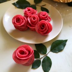 A picture of Steamed rose buns.
