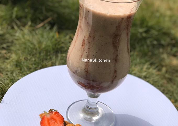 Recipe of Perfect Banana strawberry and almond smoothie