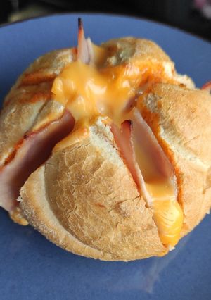Une photo de Petit pain jambon fromage
