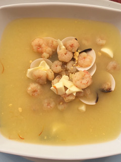 Una foto de Caldo de pescado con gambas, almejas y huevo duro