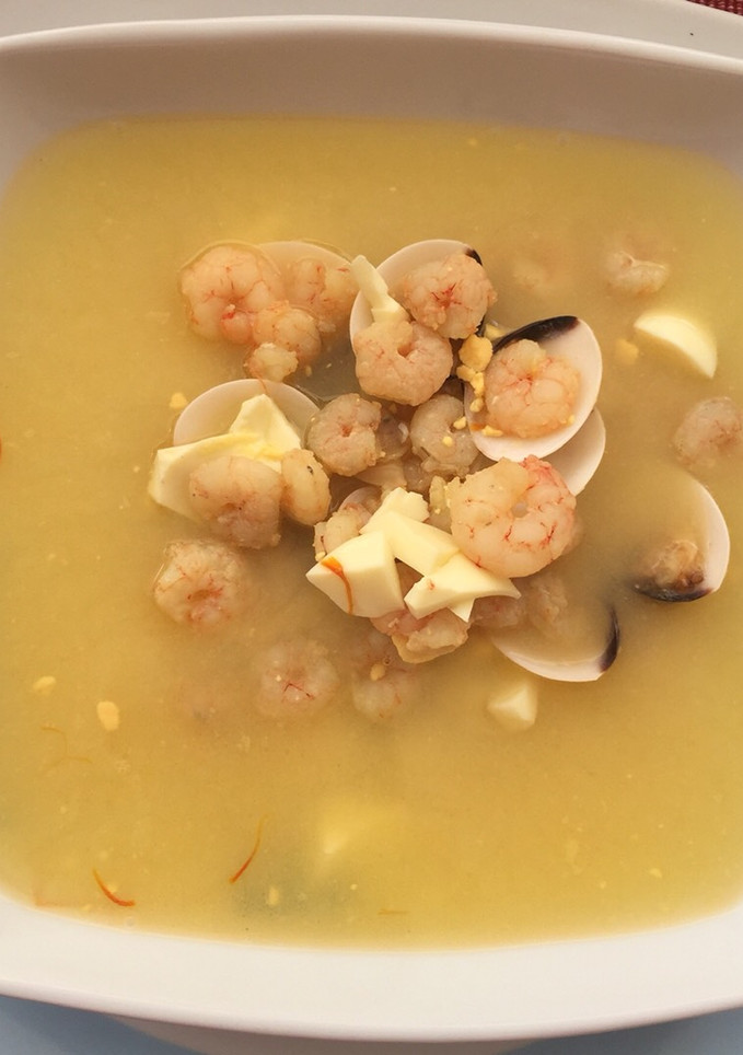 Una foto de Caldo de pescado con gambas, almejas y huevo duro