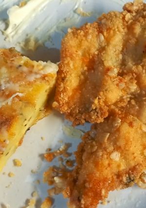 Una foto de Milanesa de pollo con tortilla
