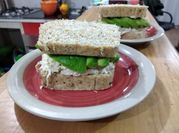 Una foto de sandwich de pollo y palta