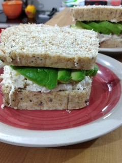 Una foto de Sándwich ave palta