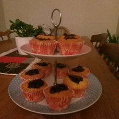 A picture of Compote surprise cupcakes.